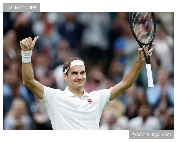 费德勒优雅挥拍再现经典时刻，网球艺术魅力震撼全场