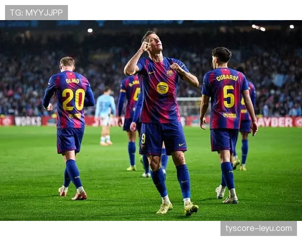 莱万多夫斯基联手拉菲尼亚，巴萨新锋线组合引期待