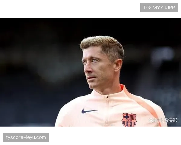 刷到莱万多夫斯基机场随手照，那只随身包比我整套房子还贵，笑不出来了